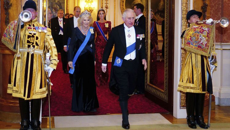 Los Reyes Carlos y Camilla y el Príncipe Guillermo y Kate Middleton en la recepción al Cuerpo Diplomático