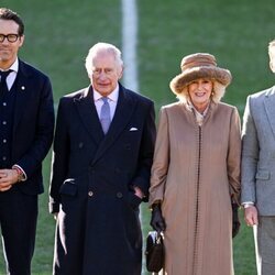 El Rey Carlos III y la Reina Camilla en una visita junto a Ryan Reynolds y Rob McElhenney