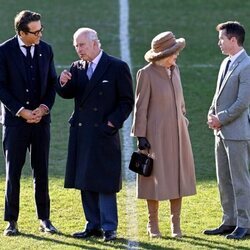 El Rey Carlos charla con Ryan Reynolds y la Reina Camilla con Rob McElhenney