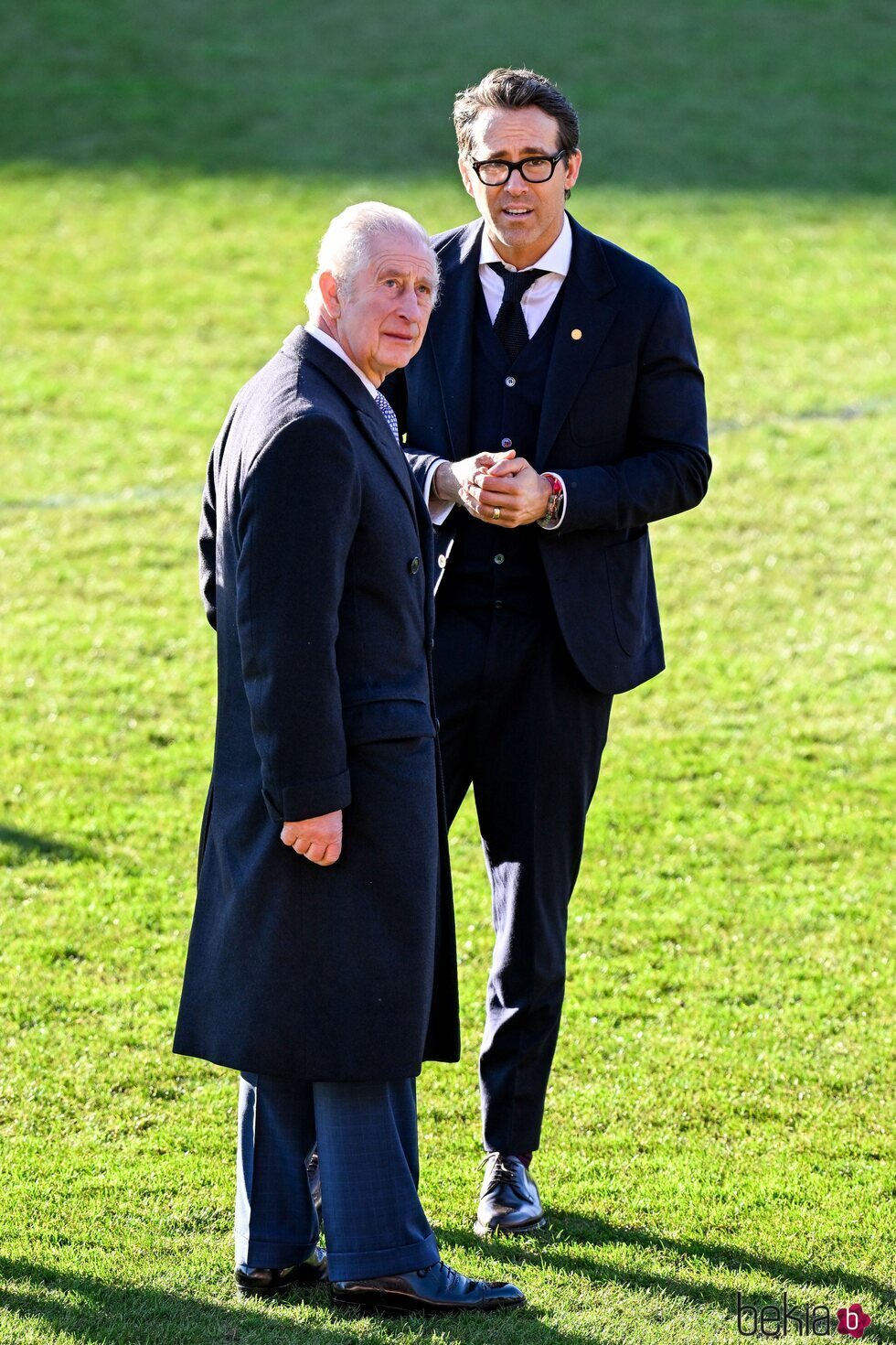 Ryan Reynolds y el Rey Carlos III charlan en una visita