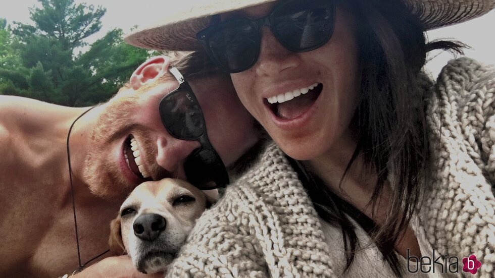 El Príncipe Harry y Meghan Markle muy sonrientes y cariñosos con su perro