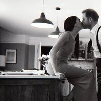 El Príncipe Harry y Meghan Markle se dan un beso en la cocina de Frogmore Cottage