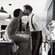 El Príncipe Harry y Meghan Markle se dan un beso en la cocina