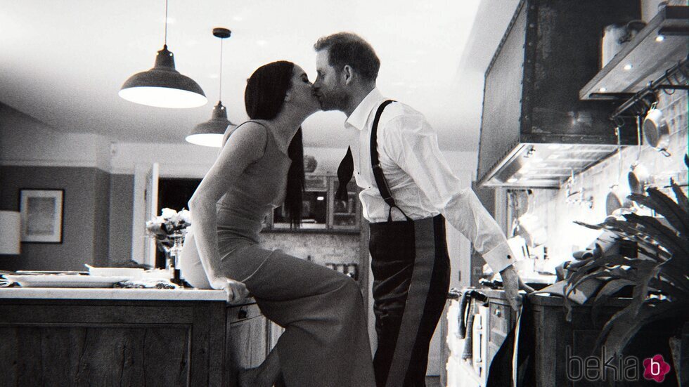 El Príncipe Harry y Meghan Markle se dan un beso en la cocina de Frogmore Cottage
