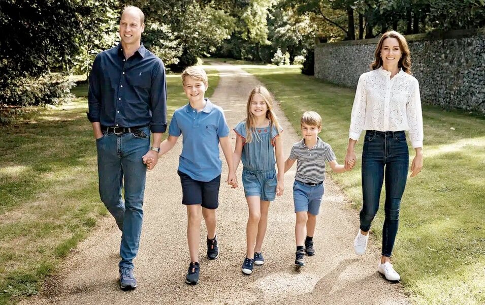 El Príncipe Guillermo y Kate Middleton con sus hijos en su felicitación navideña 2022