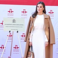 La Reina Letizia con la placa conmemorativa de la inauguración de la sede del Instituto Cervantes en Los Angeles