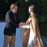 La Reina Letizia y Luis García Montero saludándose en la inauguración de la sede del Instituto Cervantes en Los Angeles