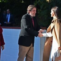 La Reina Letizia y Luis García Montero saludándose en la inauguración de la sede del Instituto Cervantes en Los Angeles