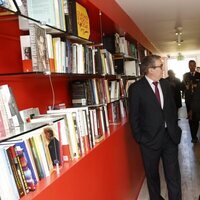 Luisgé Martín, Luis García Montero y la Reina Letizia en la inauguración de la sede del Instituto Cervantes en Los Angeles