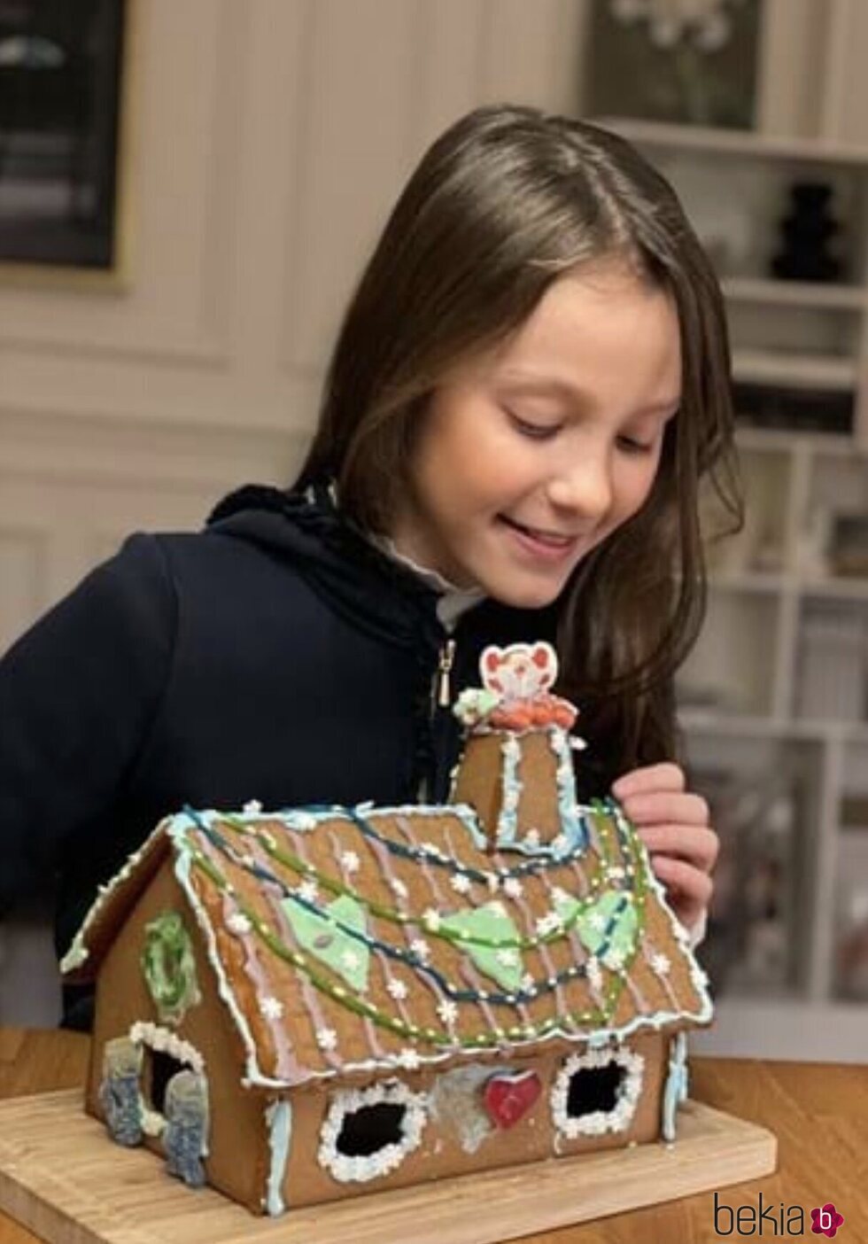 Athena de Dinamarca con una casa de pan de jengibre decorada por Navidad
