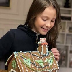 Athena de Dinamarca con una casa de pan de jengibre decorada por Navidad