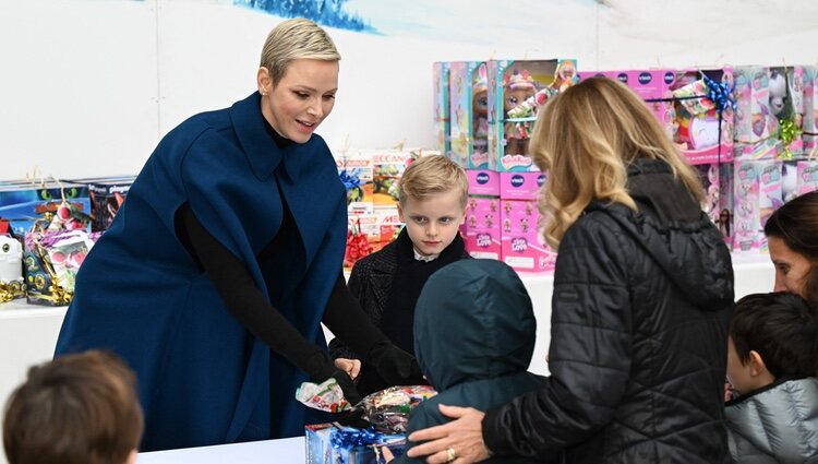 Charlene de Mónaco junto a su hijo, Jacques, en una entrega de regalos navideños