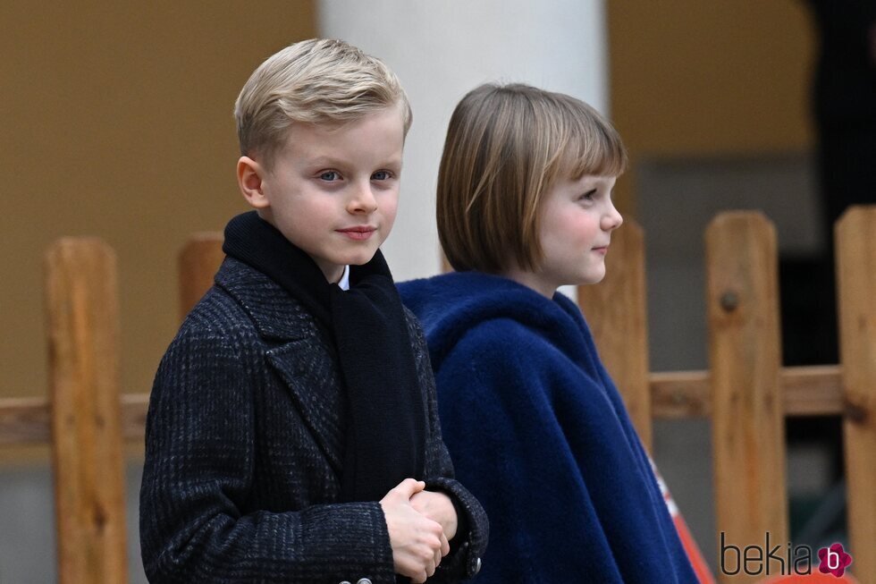 Los Príncipes Jacques y Gabriella de Mónaco durante una entrega de regalos navideños