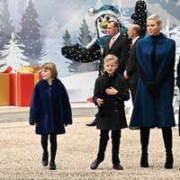 Los Príncipes Alberto y Charlene con sus hijos, Jacques y Gabriella, descubren la decoración navideña del Palacio Grimaldi