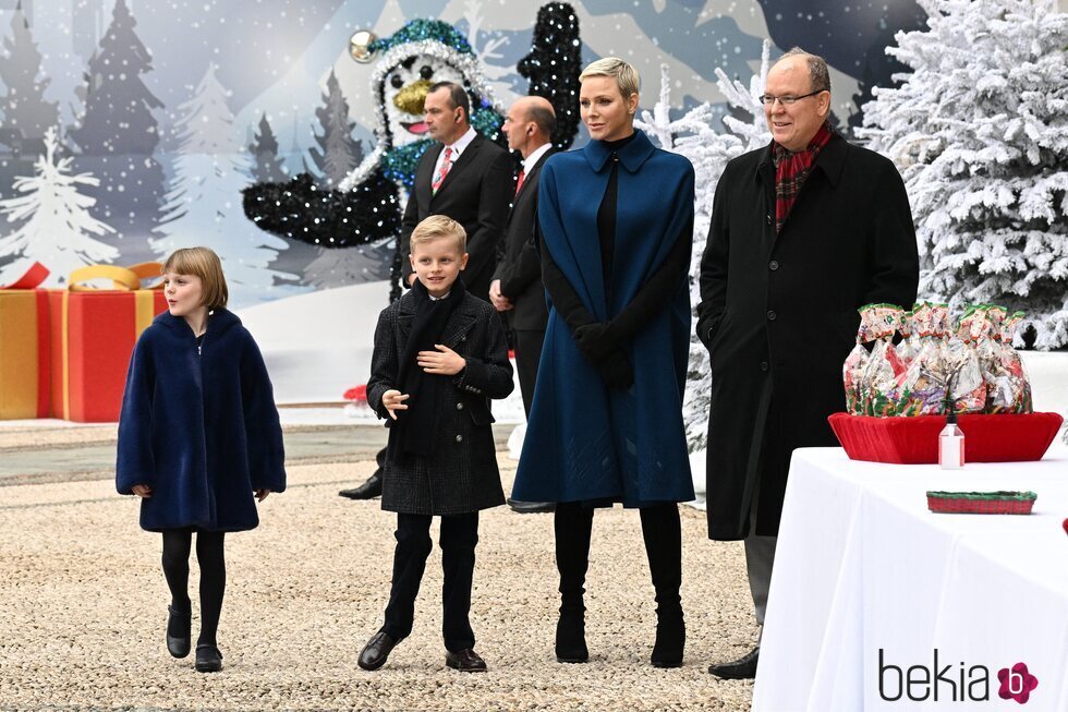 Los Príncipes Alberto y Charlene con sus hijos, Jacques y Gabriella, descubren la decoración navideña del Palacio Grimaldi