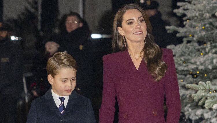 Kate Middleton y su hijo el Príncipe George en el concierto de villancicos en la Abadía de Westminster