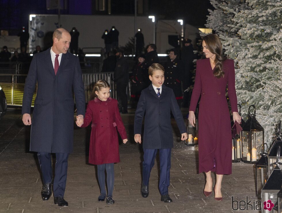 El Príncipe Guillermo y Kate Middleton con dos de sus hijos en el concierto de villancicos en la Abadía de Westminster