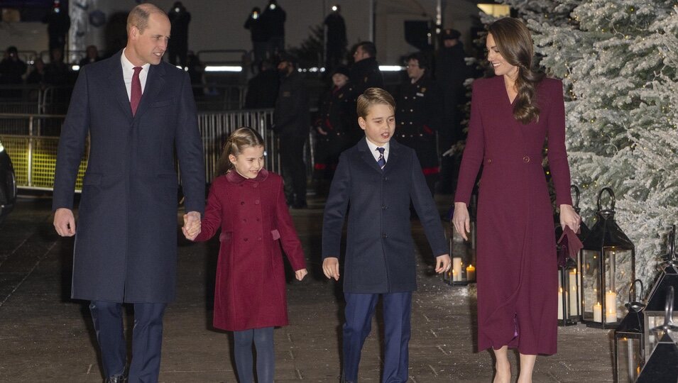 El Príncipe Guillermo y Kate Middleton con dos de sus hijos en el concierto de villancicos en la Abadía de Westminster