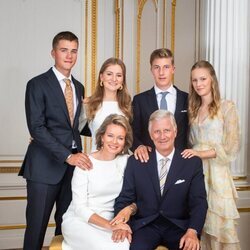 Los Reyes de Bélgica en su posado navideño 2022 con sus cuatro hijos