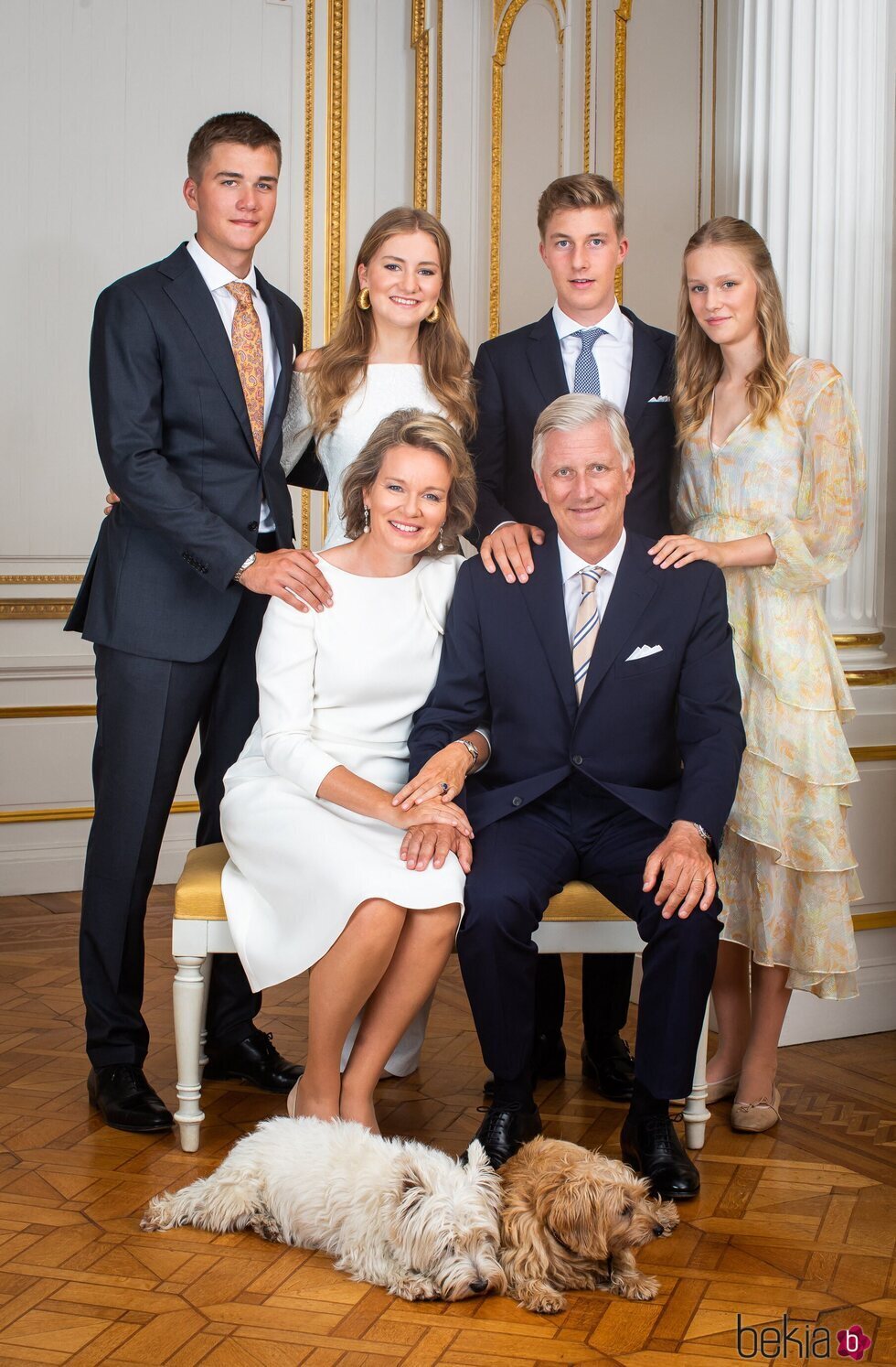 Los Reyes de Bélgica en su posado navideño 2022 con sus cuatro hijos
