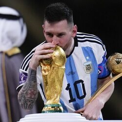 Leo Messi besando el trofeo del Mundial de Qatar 2022
