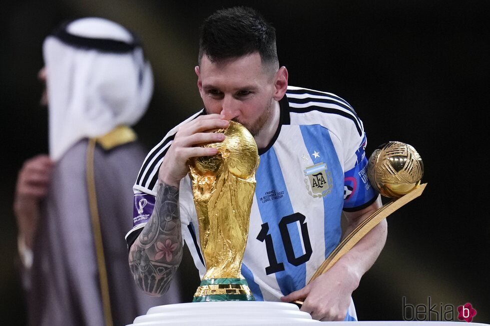 Leo Messi besando el trofeo del Mundial de Qatar 2022