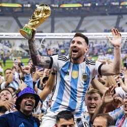 Leo Messi celebrando la victoria de Argentina en el Mundial de Qatar 2022