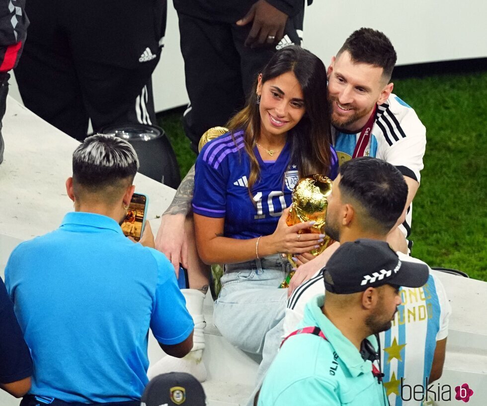 Leo Messi celebra con Antonella Roccuzzo la victoria de Argentina en el Mundial de Qatar 2022