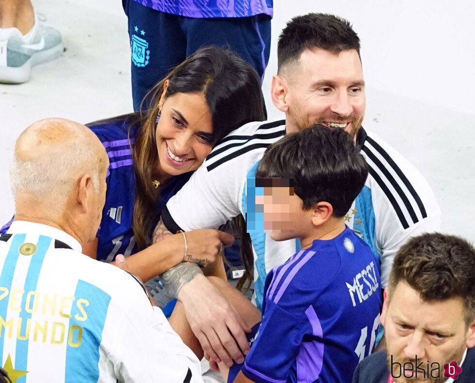 Leo Messi celebra con Antonella Roccuzzo y uno de sus hijos la victoria de Argentina en el Mundial de Qatar 2022