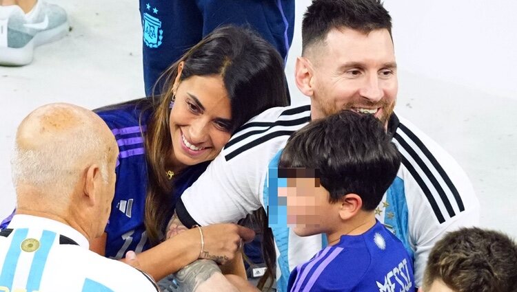 Leo Messi celebra con Antonella Roccuzzo y uno de sus hijos la victoria de Argentina en el Mundial de Qatar 2022