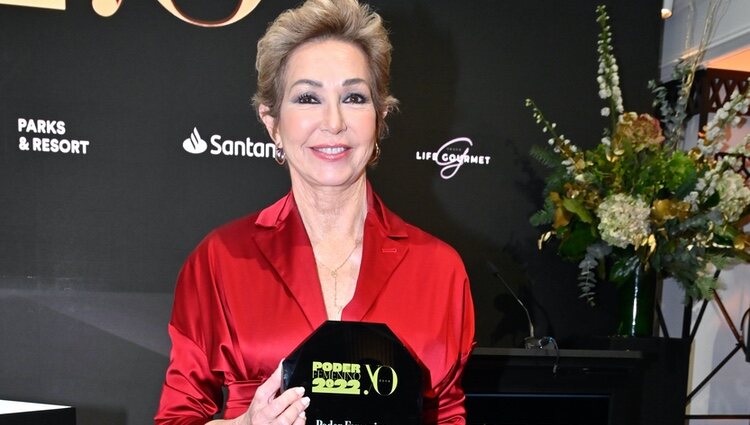 Ana Rosa Quintana recibe su premio Poder Femenino 2022 de Yo Dona