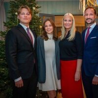 Haakon y Mette-Marit de Noruega y sus hijos Ingrid Alexandra y Sverre Magnus en su posado navideño 2022