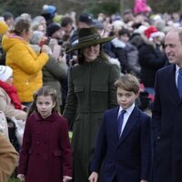 El Príncipe Guillermo, Kate Middleton, Charlotte y George en la misa de Navidad 2022