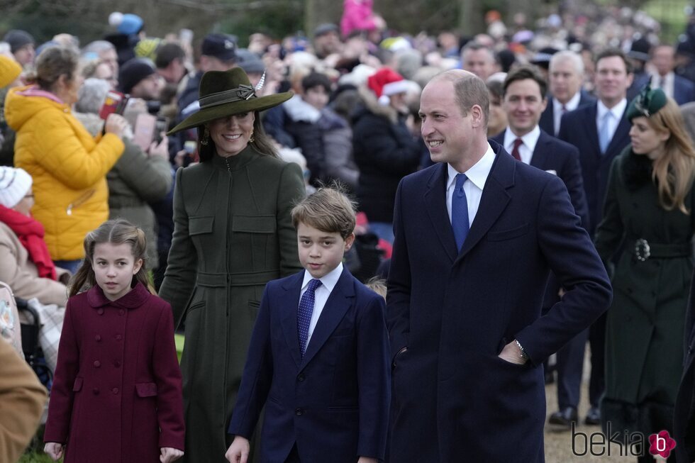 El Príncipe Guillermo, Kate Middleton, Charlotte y George en la misa de Navidad 2022