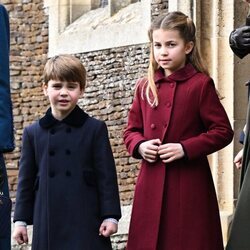 La Princesa Charlotte y el Príncipe Louis en la misa de Navidad 2022