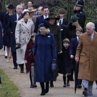 Carlos y Camilla seguidos por la familia en la misa de Navidad 2022