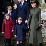 El Príncipe Guillermo y Kate Middleton con sus hijos George, Charlotte y Louis en la misa de Navidad 2022