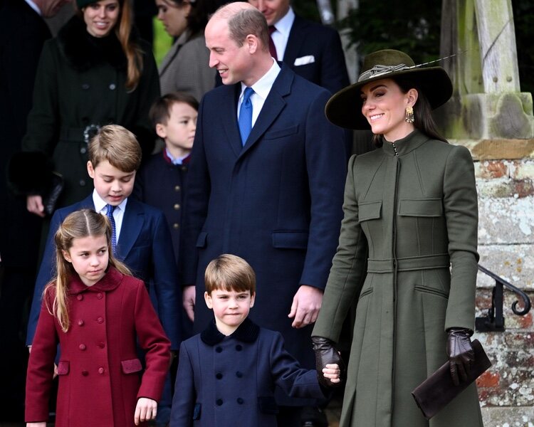 El Príncipe Guillermo y Kate Middleton con sus hijos George, Charlotte y Louis en la misa de Navidad 2022