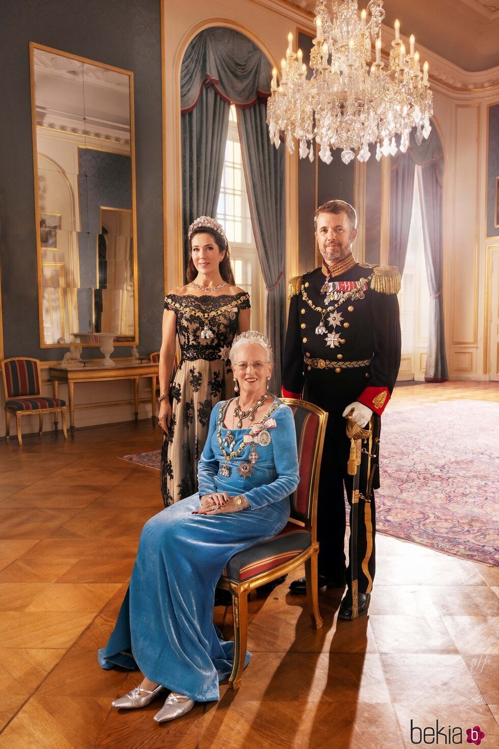 Foto oficial de Margarita de Dinamarca, Federico y Mary de Dinamarca por el 50 aniversario de reinado de Margarita de Dinamarca