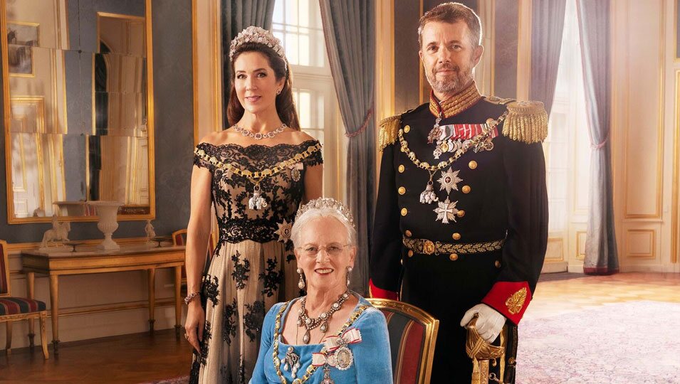 Foto oficial de Margarita de Dinamarca, Federico y Mary de Dinamarca por el 50 aniversario de reinado de Margarita de Dinamarca