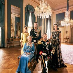 Foto oficial de Margarita de Dinamarca, Federico y Mary de Dinamarca y Joaquín y Marie de Dinamarca por el 50 aniversario de reinado de Margarita de Dinama