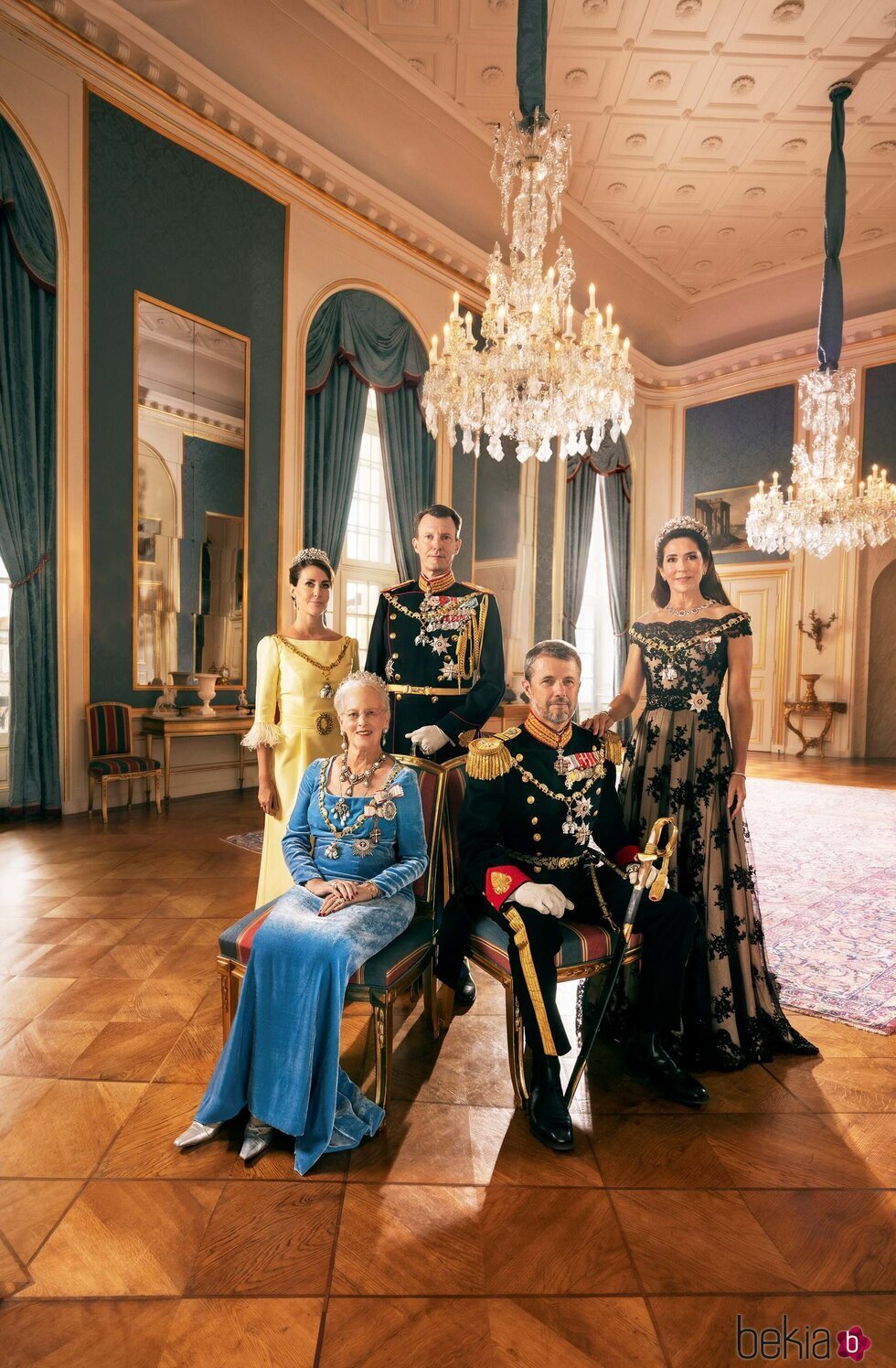 Foto oficial de Margarita de Dinamarca, Federico y Mary de Dinamarca y Joaquín y Marie de Dinamarca por el 50 aniversario de reinado de Margarita de Dinama