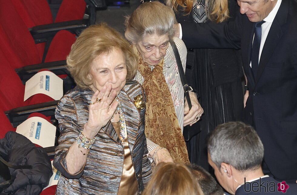 La Reina Sofía e Irene de Grecia en el concierto 'Una Navidad de Cine' de la Orquesta del Reciclaje