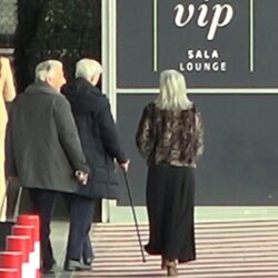 Mario Vargas Llosa llega al aeropuerto Adolfo Suárez Madrid-Barajas para abandonar Madrid