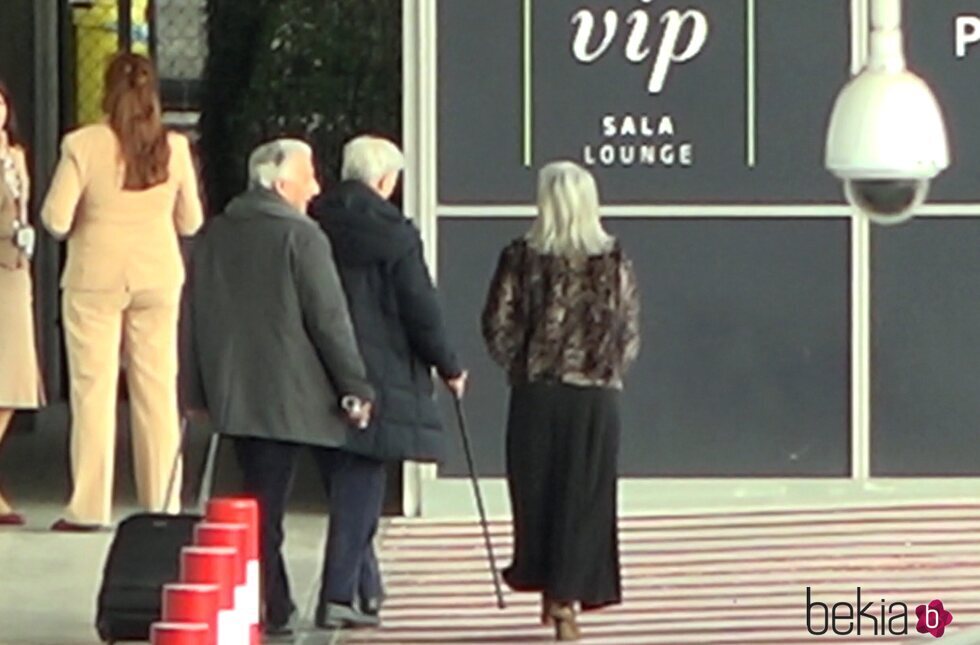 Mario Vargas Llosa llega al aeropuerto Adolfo Suárez Madrid-Barajas para abandonar Madrid