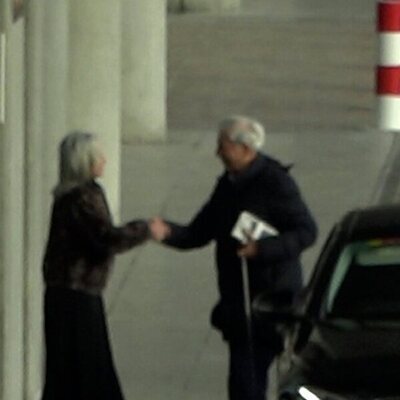 Mario Vargas Llosa saluda en su llegada al aeropuerto Adolfo Suárez Madrid-Barajas para abandonar Madrid