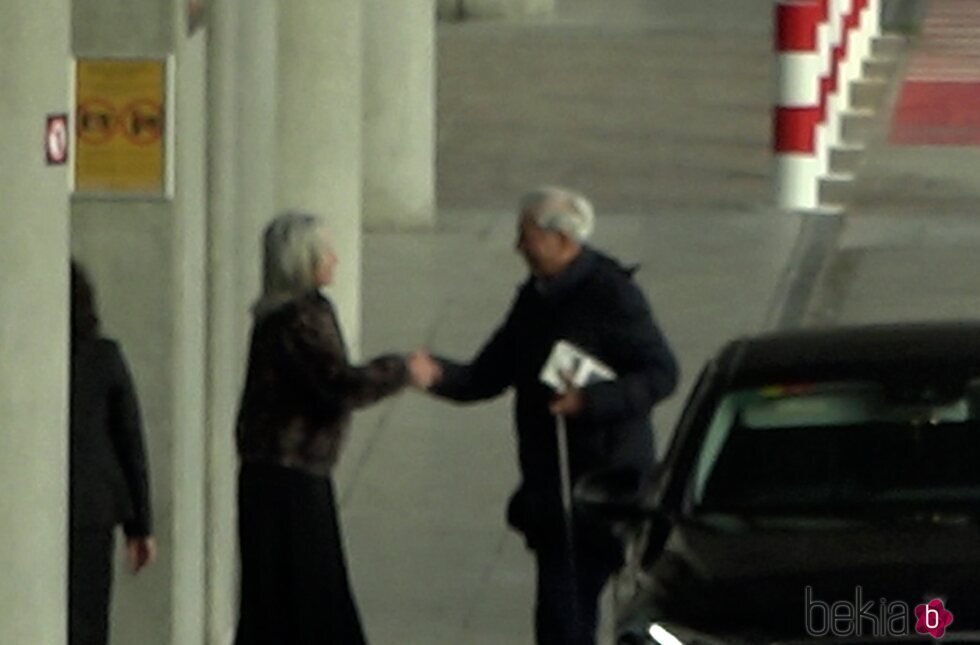 Mario Vargas Llosa saluda en su llegada al aeropuerto Adolfo Suárez Madrid-Barajas para abandonar Madrid