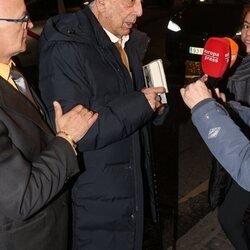 Mario Vargas Llosa atiende a la prensa a las puertas de su domicilio en Madrid