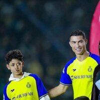 Cristiano Ronaldo con Georgina Rodríguez y uno de sus hijos en su presentación como nuevo jugador del Al Nassr
