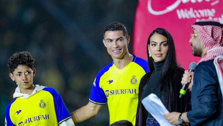 Cristiano Ronaldo con Georgina Rodríguez y uno de sus hijos en su presentación como nuevo jugador del Al Nassr